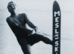 schwarz/weiß Bild eines Wasserskifahrers mit Messle Wasserski